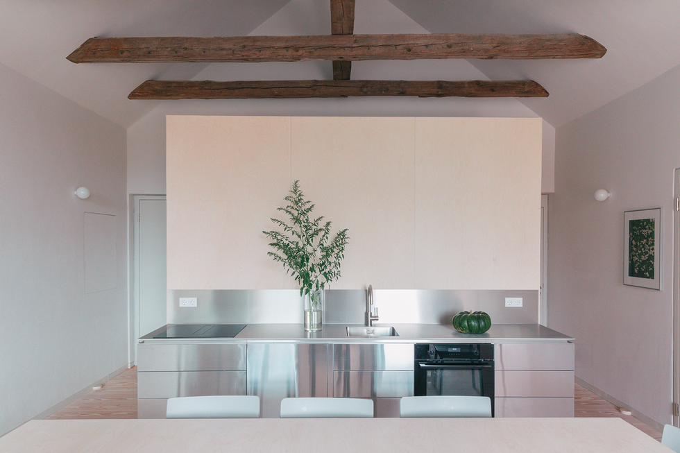 una casa historica de ladrillo reformada como apartamentos modernos vacacionales en alemania