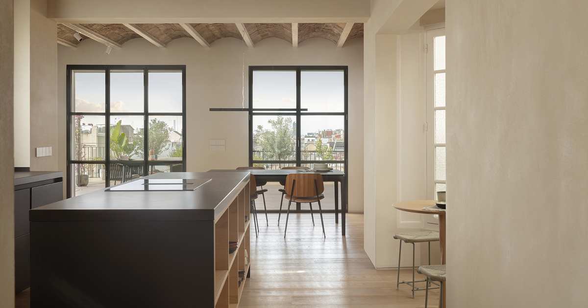 La reforma de este ático de 1900 ubicado en la Rambla de Catalunya en el que el interior se funde con las vistas a la ciudad