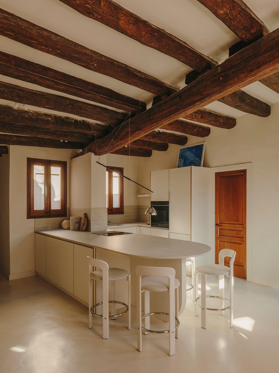 una casa con vigas y decorado en blanco en el born de barcelona una casa con vigas y decorado en blanco en el born de barcelona