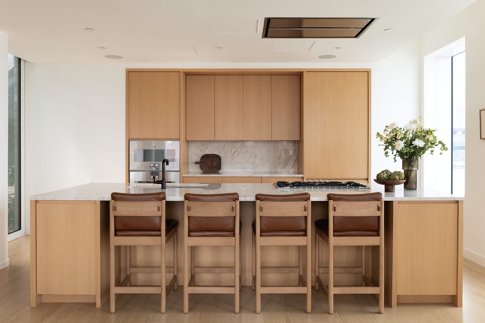 un apartamento en manhattan con muebles modernos, madera y texturas calidas un apartamento en manhattan con muebles modernos, madera y texturas calidas