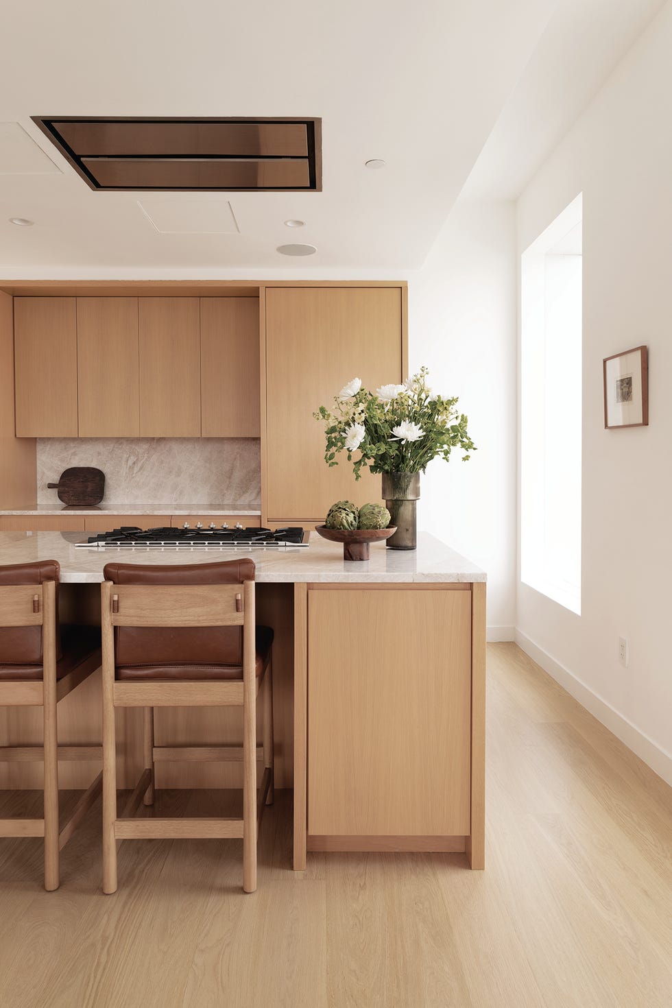 un apartamento en manhattan con muebles modernos, madera y texturas calidas un apartamento en manhattan con muebles modernos, madera y texturas calidas