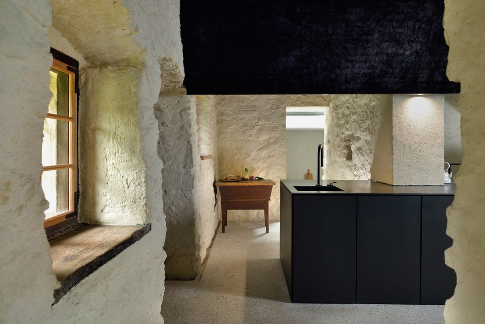 una casita en los alpes de eslovenia que fue una antigua granja