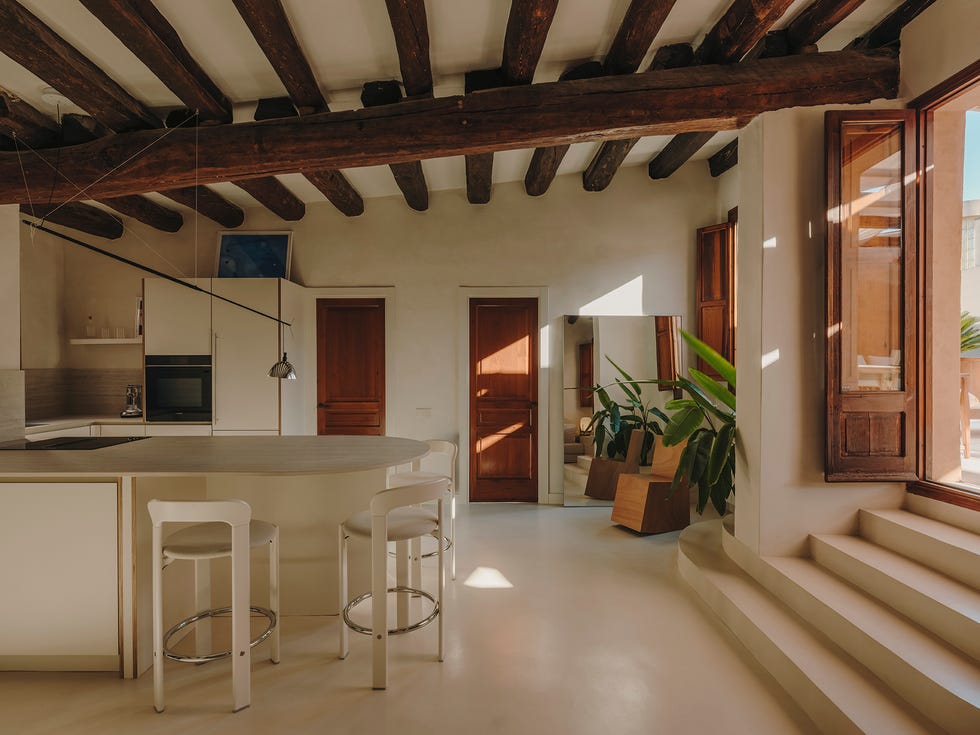 una casa con vigas y decorado en blanco en el born de barcelona una casa con vigas y decorado en blanco en el born de barcelona