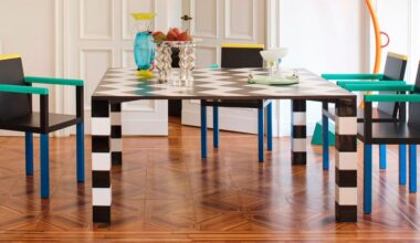 Vuelven a ser tendencia los muebles ochenteros menos convencionales y esta casa con molduras de estilo clásico y suelos de madera es la prueba de ello