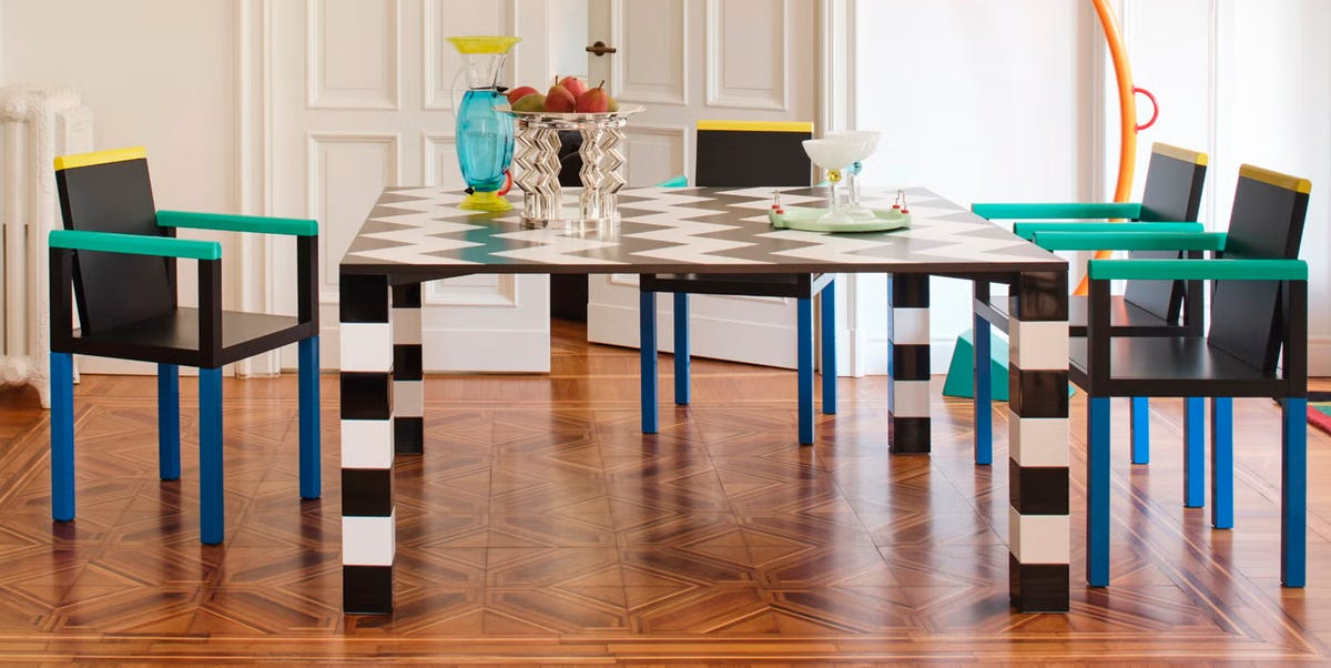 Vuelven a ser tendencia los muebles ochenteros menos convencionales y esta casa con molduras de estilo clásico y suelos de madera es la prueba de ello