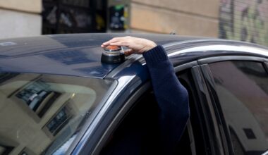 Cómo saber si mi baliza V16 está homologada por la DGT: estas serían las multas si no es válida