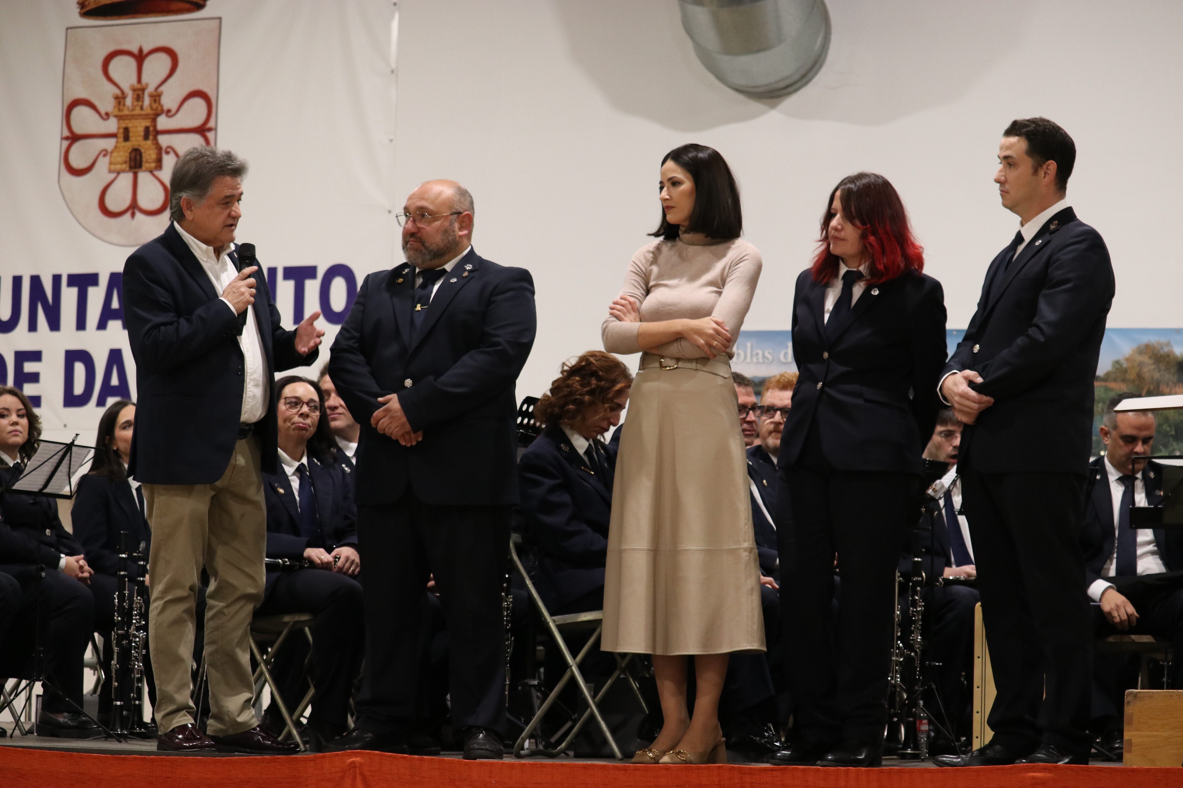 El alcalde felicitó a los músicos.