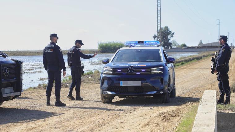 Estable el policía herido de bala tras ser intervenido y sigue la operación en Isla Mayor en busca de los autores de los disparos