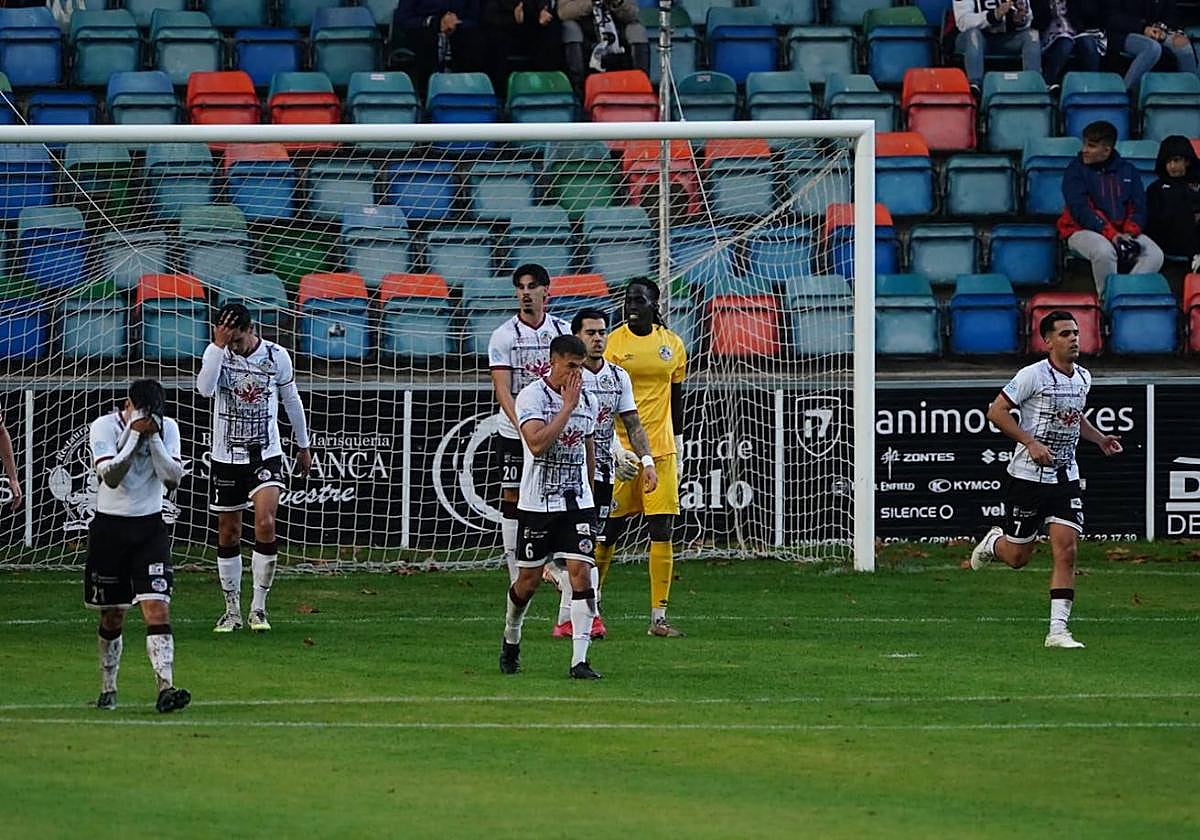 El Salamanca UDS perdona y paga muy caro una desconexión de cinco minutos ante el Ávila (1-3)