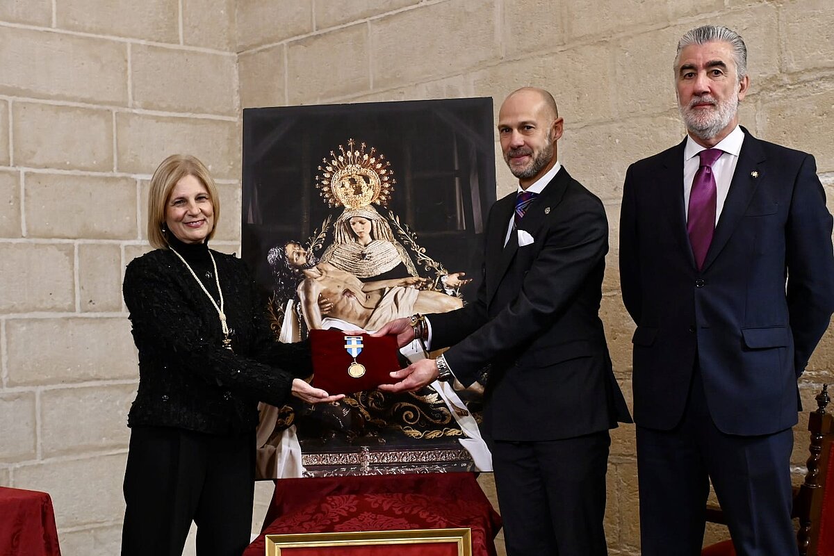 La alcaldesa entrega la Medalla de Oro de Jerez a la Virgen de Las Angustias en el centenario de su reorganización como Hermandad