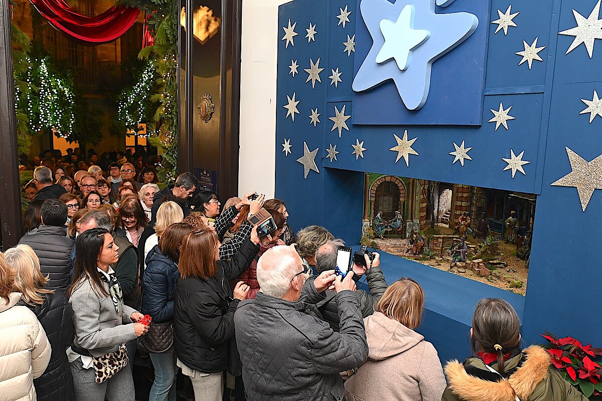 La alcaldesa inaugura el Belén municipal obra de Juan Miguel Barba Delgado