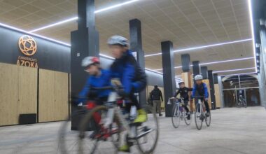 Los chavales de la escuela de ciclismo de la sociedad deportiva Goierri, entrenando en el mercado de Zumarraga.