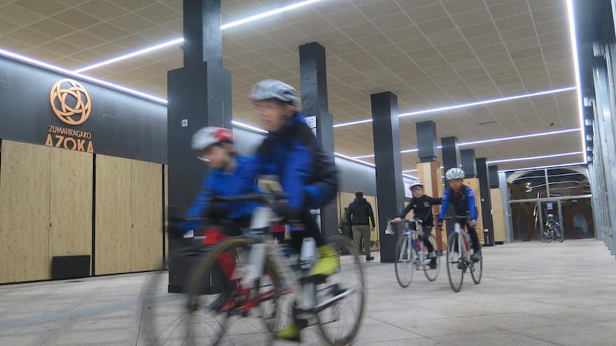 Los chavales de la escuela de ciclismo de la sociedad deportiva Goierri, entrenando en el mercado de Zumarraga.