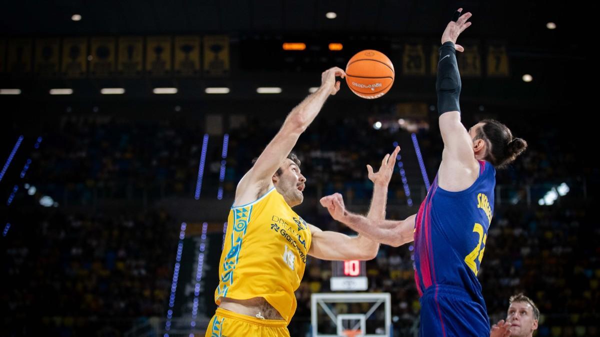 Mike Tobey cuajó un gran partido ante su exequipo