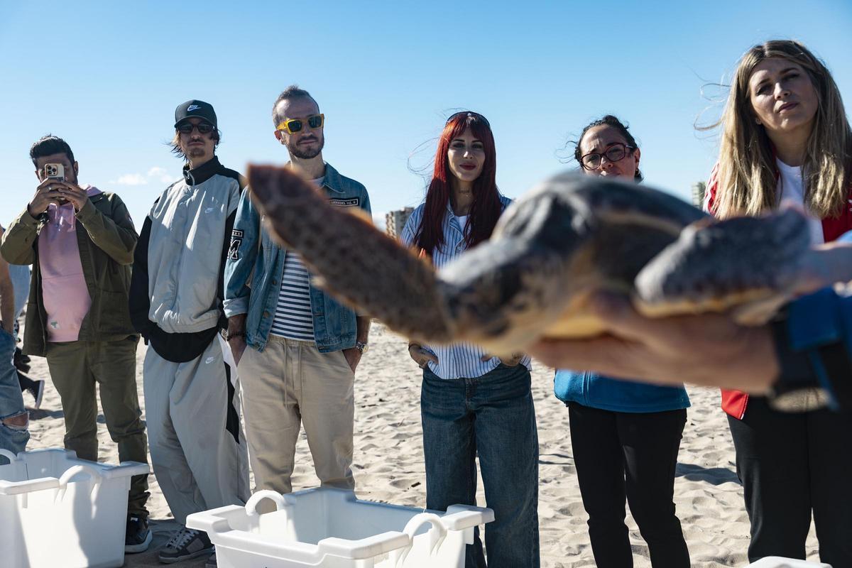 Artistas y locutores de Los 40 Principales en la playa de la Garrofera de València. en 'Juntos x el mar'