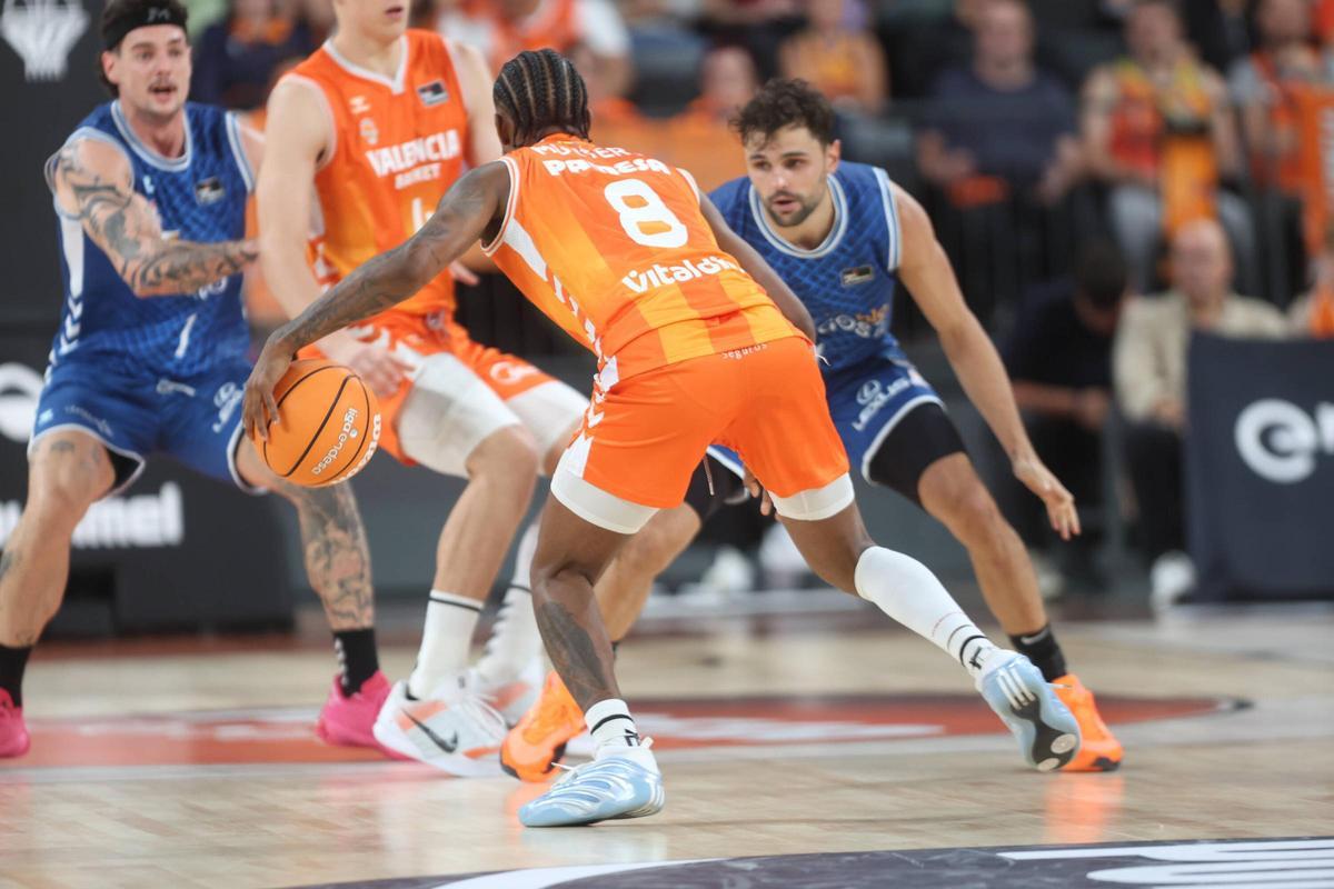 Jean Montero en una acción contra el San Pablo Burgos en el Roig Arena