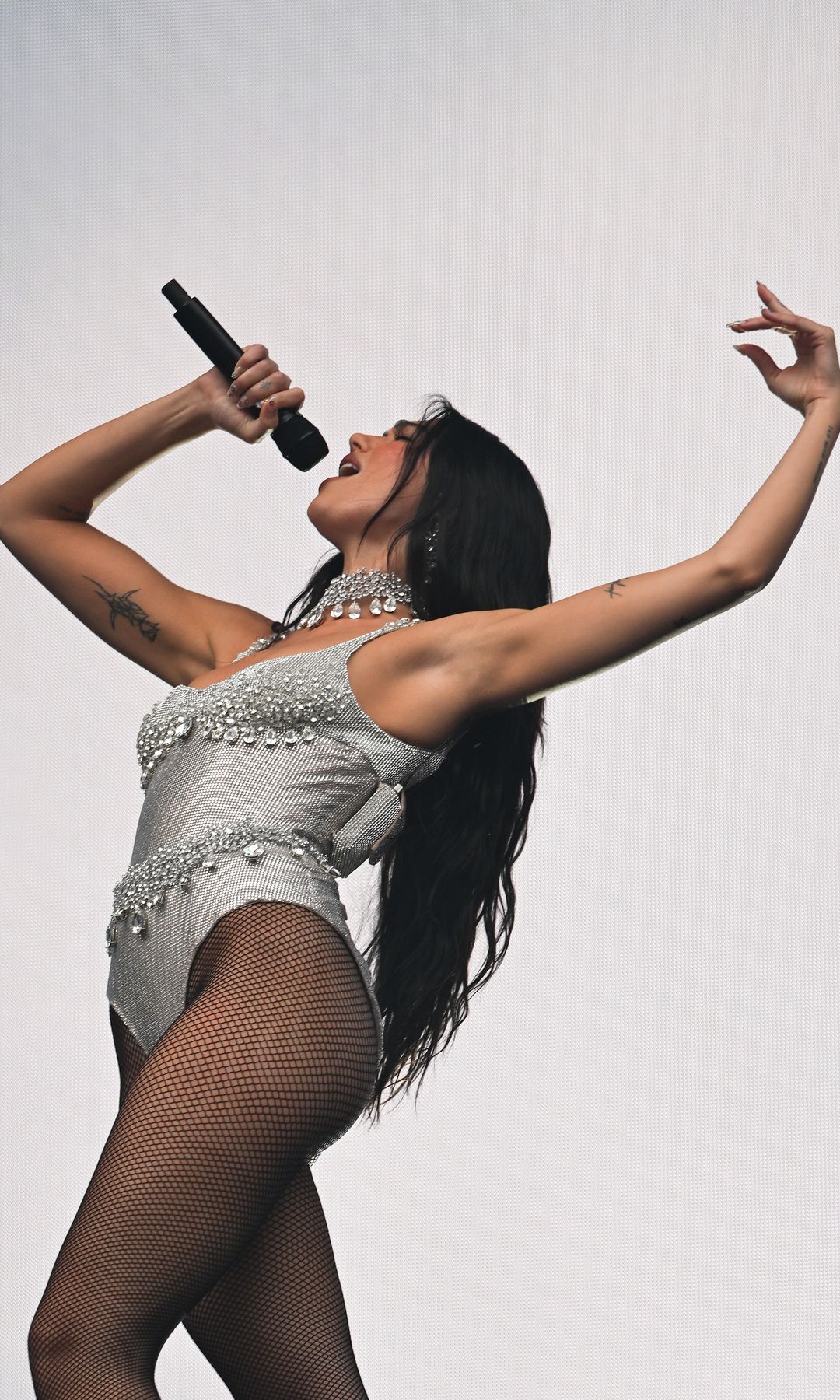 Dua Lipa deslumbró con un bodysuit confeccionado con cristales