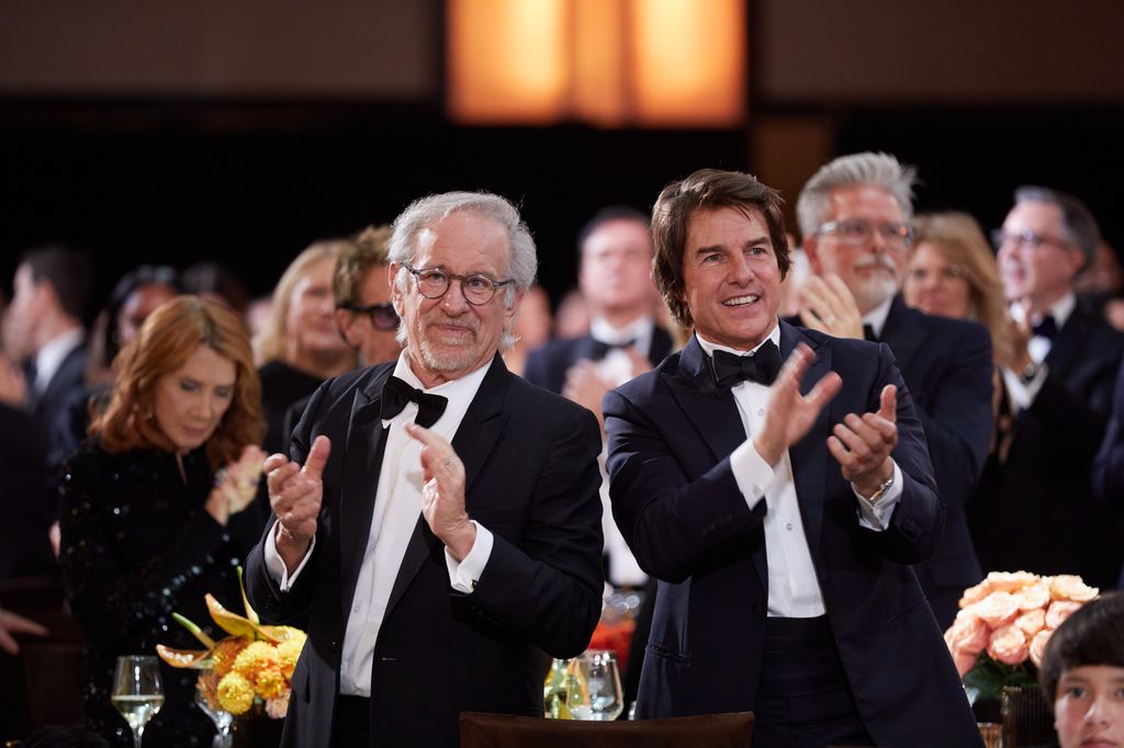 Steven Spielberg y Tom Cruise aplauden a los galardonados