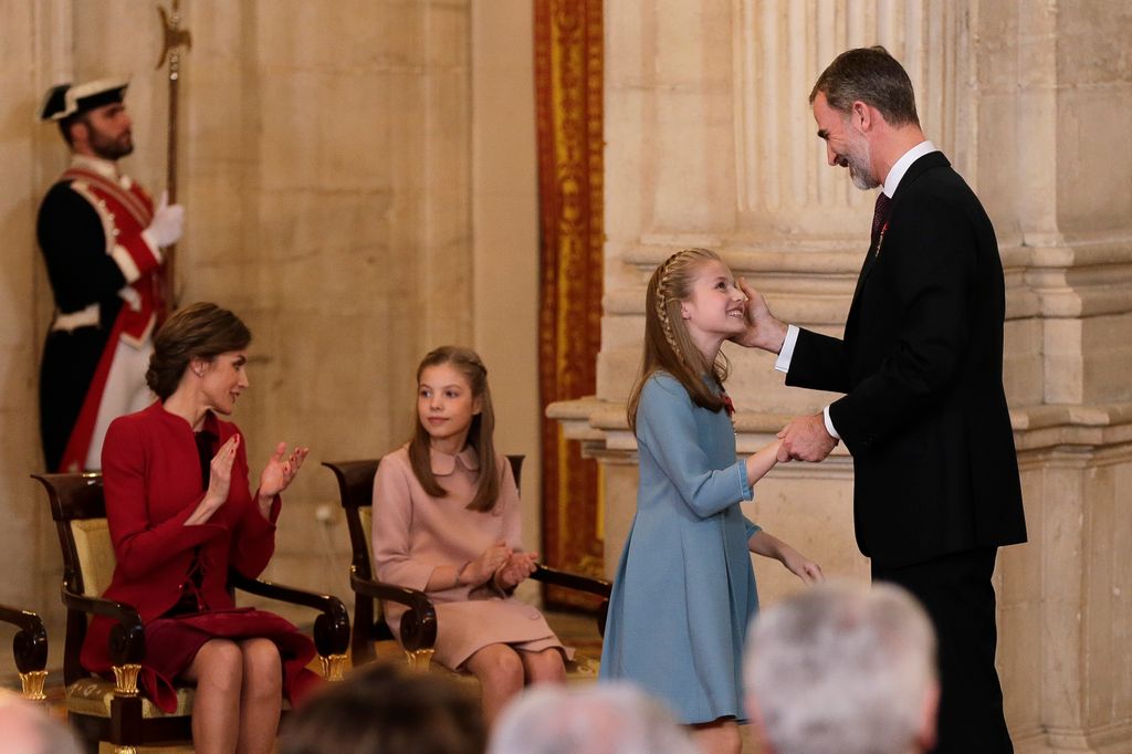 La princesa Leonor recibe el Toisón de Oro de manos de su padre, el rey Felipe VI en enero de 2018