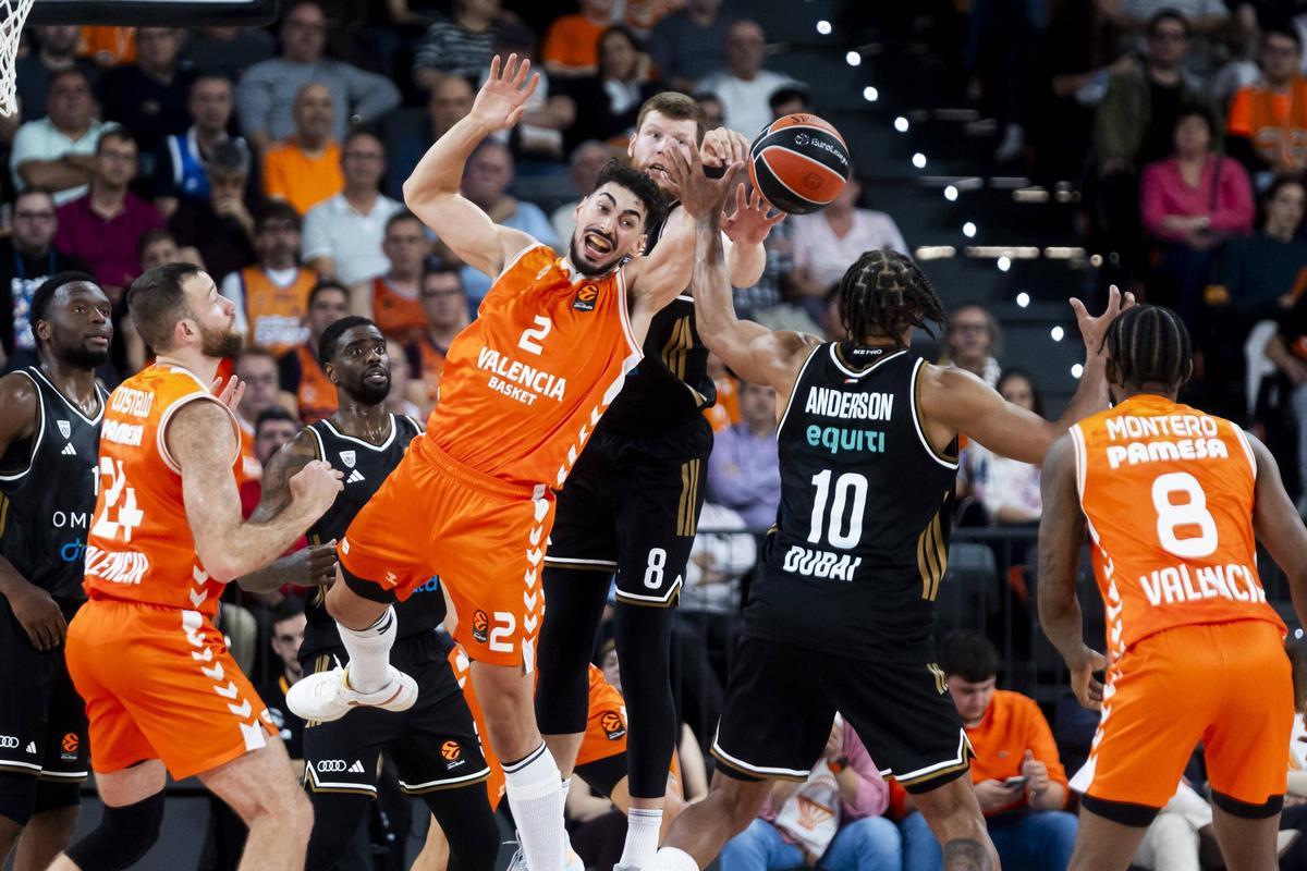 Puerto, Montero y Costello, en una acción defensiva ante el Dubai.