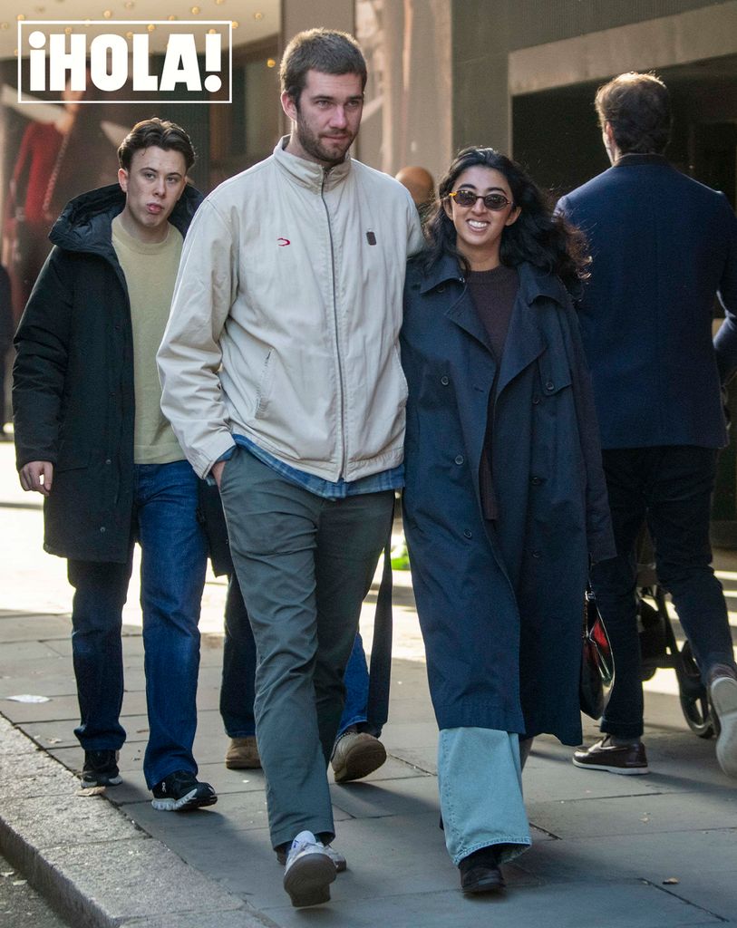 Juan Urdangarin y Sophia Khan pasean por Londres abrazados y muy sonrientes