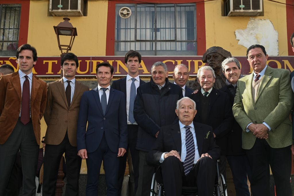 Posan junto al diestro Esau Fernandez, Pablo Aguado, Diego Urdiales, Pepin Liria y Emilio Muñoz