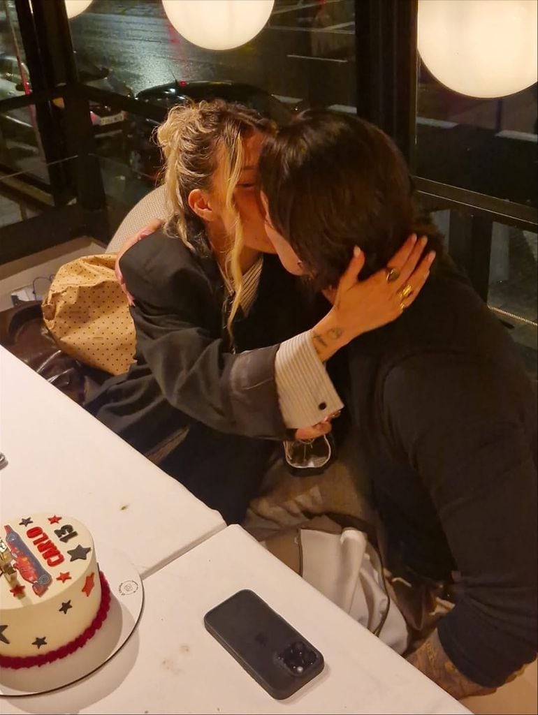 La pareja se funde en un apasionado beso