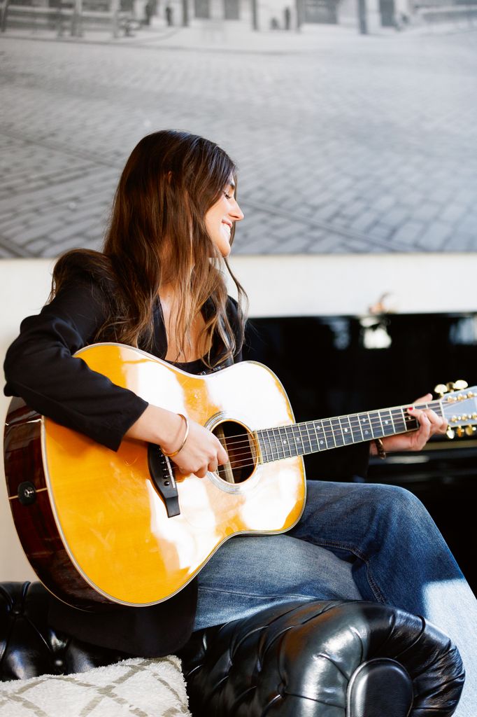 Lola Tuduri tocando la guitarra