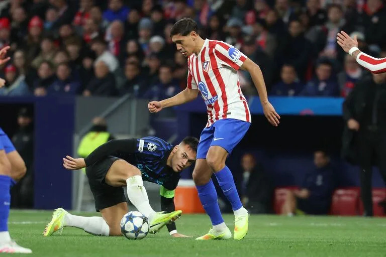 De un quite de Nahuel Molina nació el primer gol de Atlético de Madrid en el 2-1 sobre Inter de Milán; lo sufrió Lautaro Martínez, su compañero en la selección