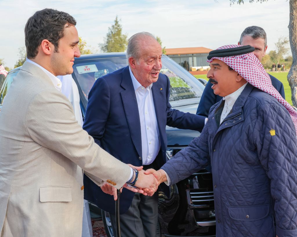 Don Juan Carlos y Felipe de Marichalar saludando a Hamad bin Isa Al Khalifa, rey de Baréin