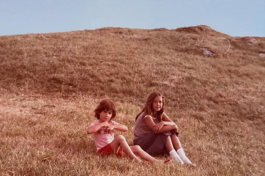 Nuria Roca y su hermana Ruth de niñas