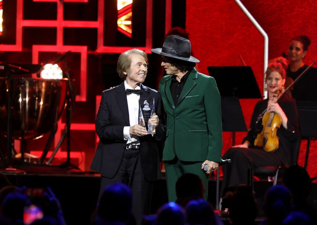 Raphael accepts y  Enrique Bunbury sobre el escenario