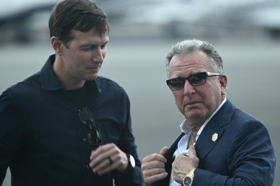 El enviado estadounidense Steve Witkoff y el yerno de Donald Trump, Jared Kushner, en el aeropuerto de Teterboro, Nueva Jersey, el 13 de julio de 2025.