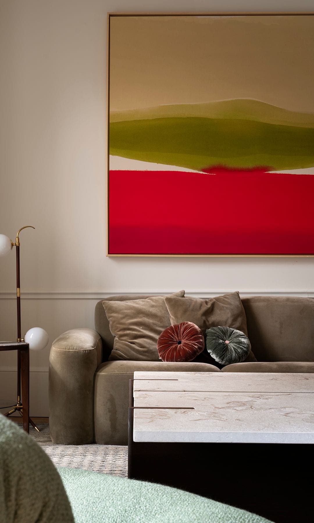 Salón con notas de color vibrante