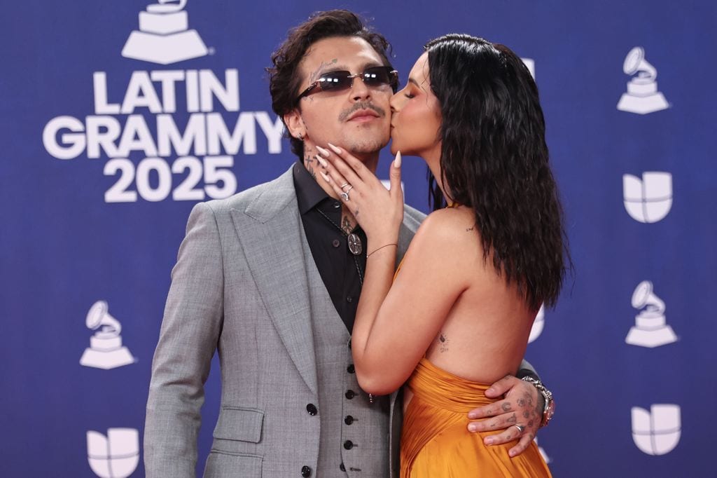 En redes causó revuelo que no se lo dedicara a su esposa.