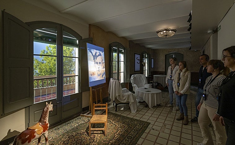 Imagen principal - Recreación del comedor (arriba) y la proyección internacional del artista en la Casa Natal de Dalí (abajo izquieda); el 'Celler de Ca la Teta', el salón del hotel donde se reunía Dalí con sus amigos (abajo derecha)