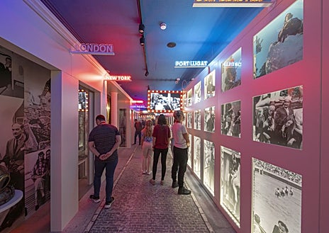 Imagen secundaria 1 - Recreación del comedor (arriba) y la proyección internacional del artista en la Casa Natal de Dalí (abajo izquieda); el 'Celler de Ca la Teta', el salón del hotel donde se reunía Dalí con sus amigos (abajo derecha)