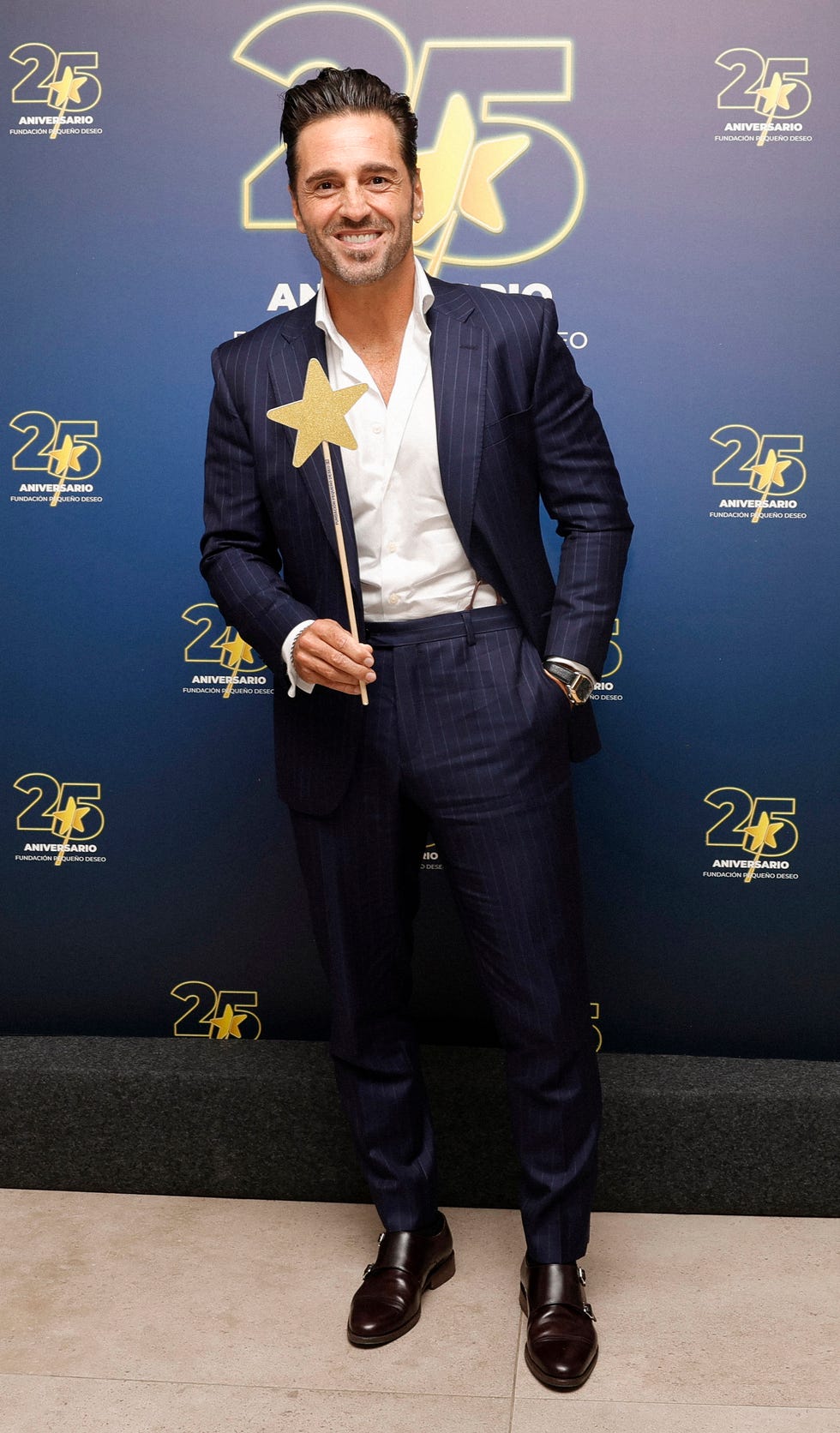 david bustamante posa con traje y una varita en una fiesta de la fundacion pequeno deseo en octubre de 2025