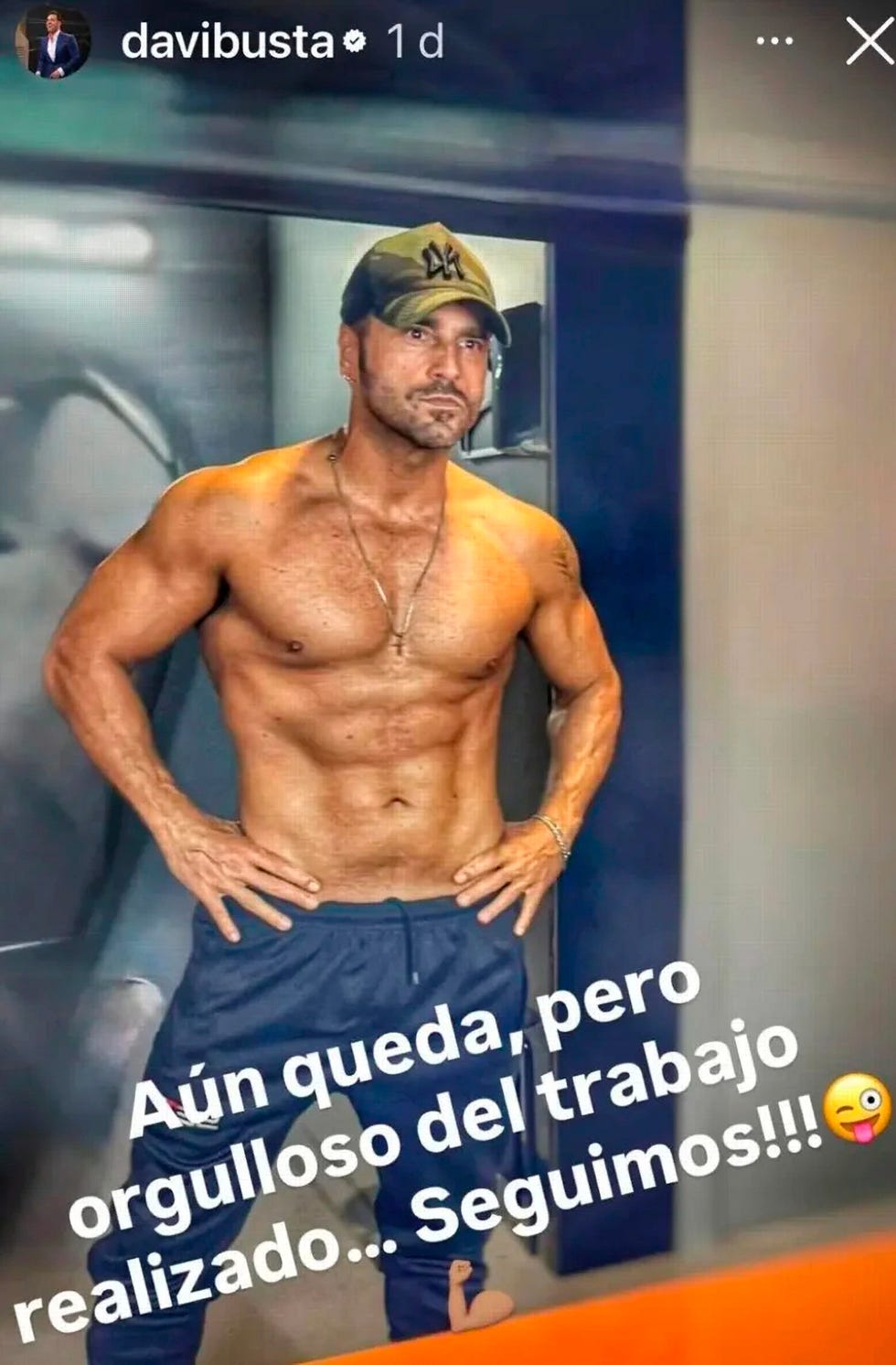 david bustamante sin camiseta y con gorra presume de abdominales y torso