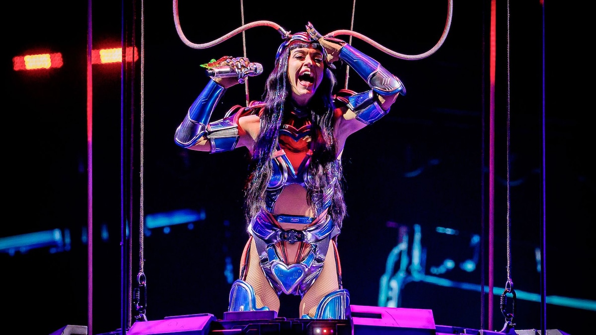 pizza con pepperoni, momento 'katycat' y acrobacias