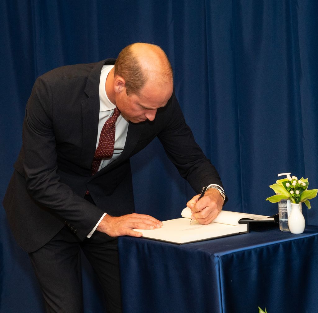 El príncipe Guillermo firmando con la zurda