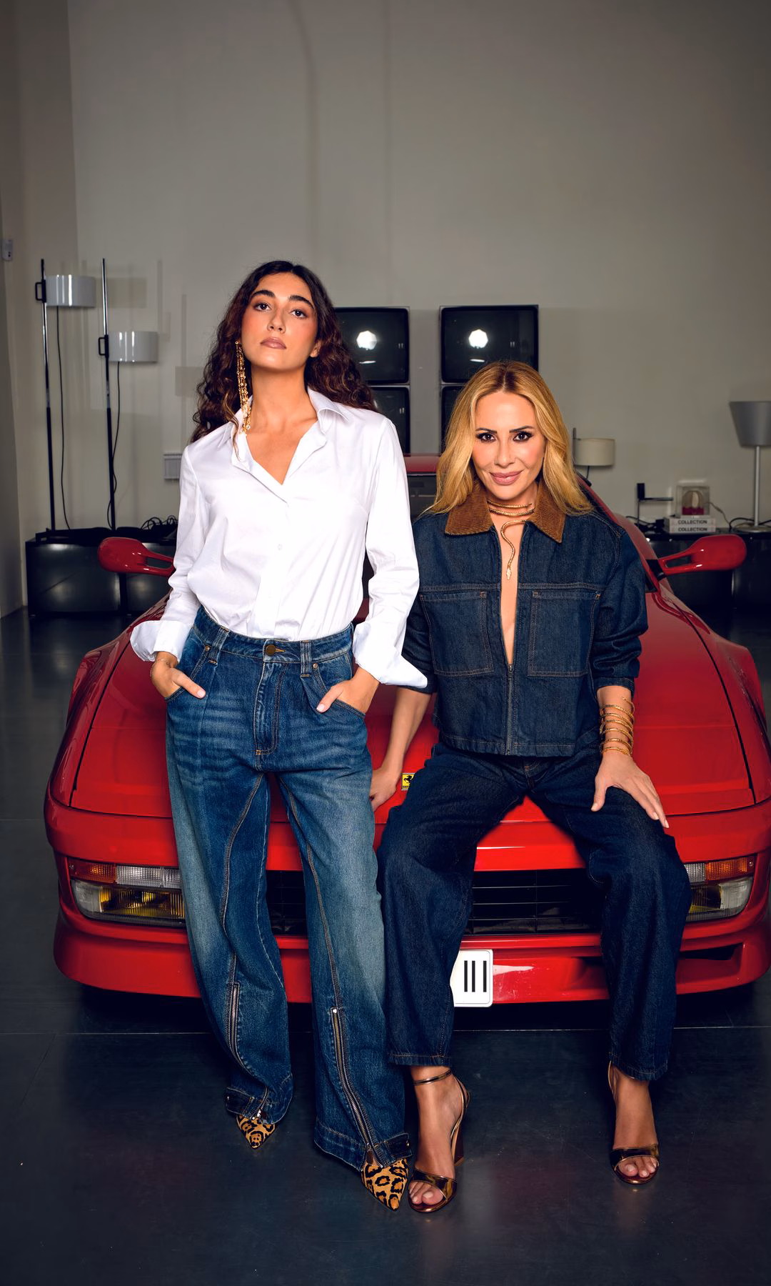 Marta Sánchez y su hija Paula, posando encima de un coche rojo