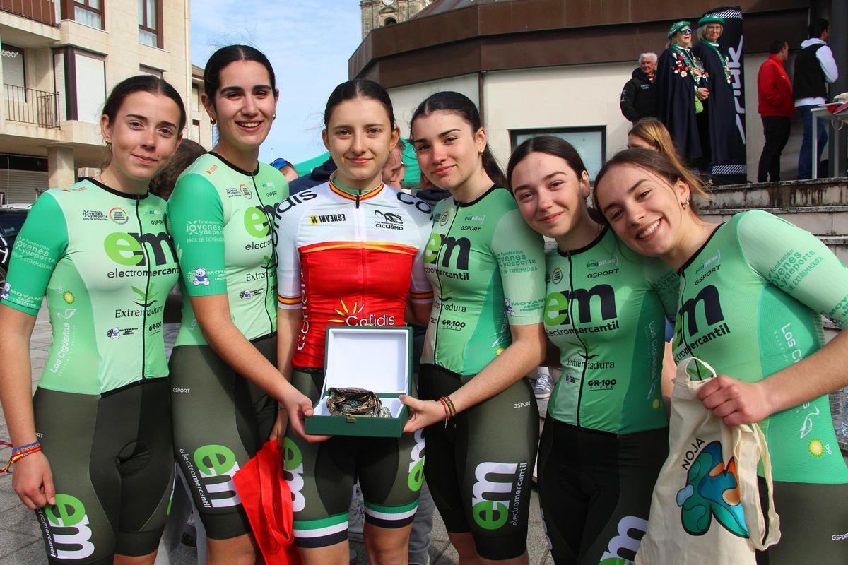 Ana Lospitaa, con el maillot de líder, junto a sus compañeras.