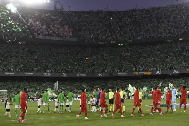 Betis y Sevilla saltan al césped del Villamarín en el último (Foto: Kiko Hurtado)