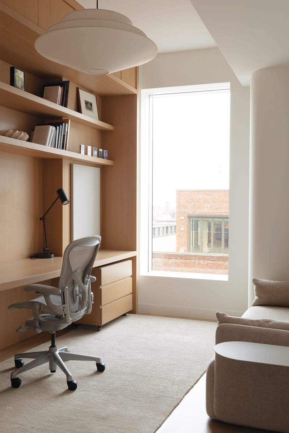 un apartamento en manhattan con muebles modernos, madera y texturas calidas un apartamento en manhattan con muebles modernos, madera y texturas calidas