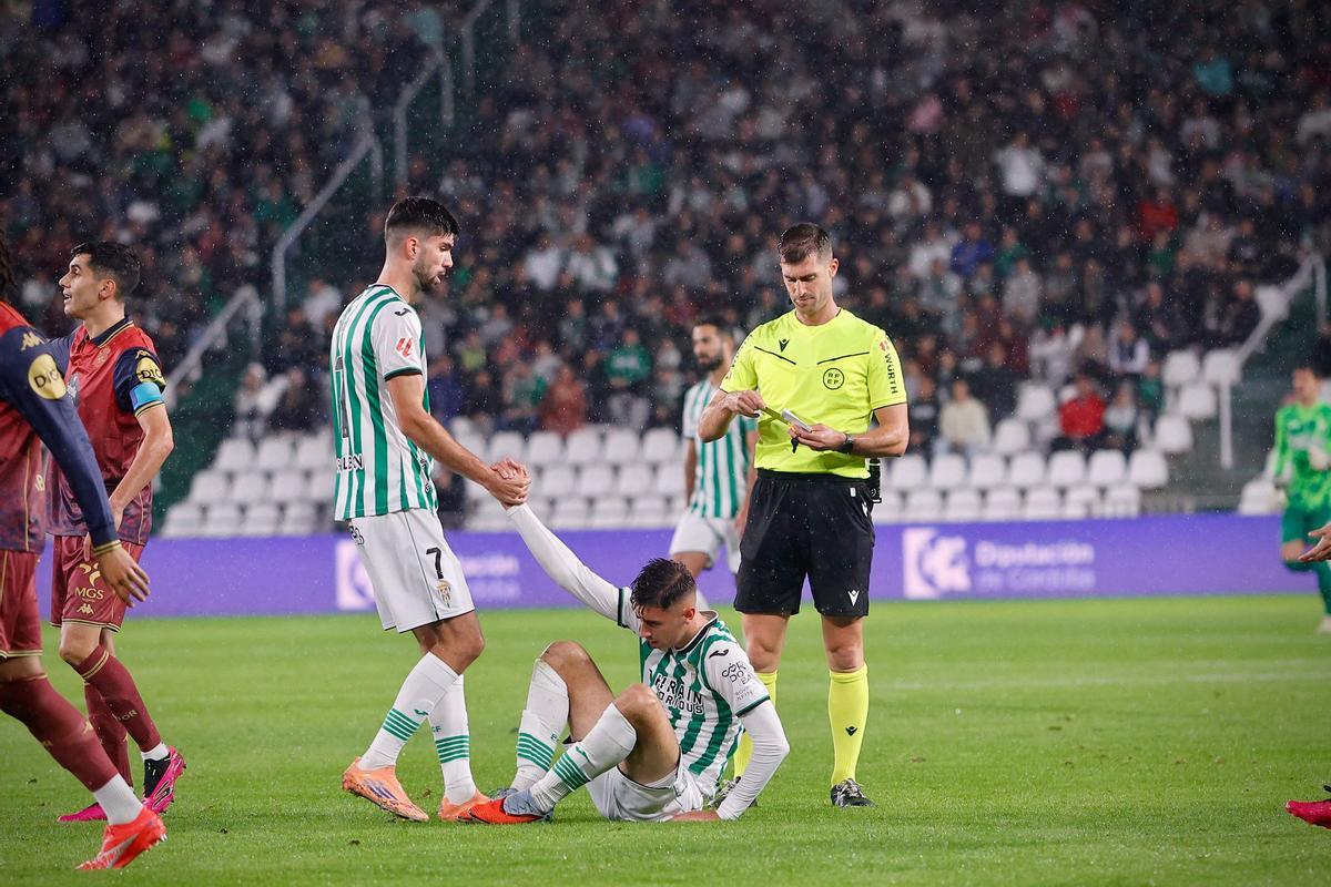 Theo Zidane y Dani Requena, durante el Córdoba CF-Deportivo de la Coruña.