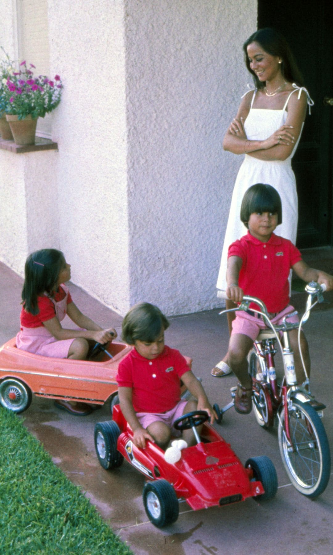 Isabel, en una foto de archivo con sus tres hijos mayores
