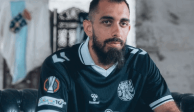 Borja Iglesias con la camiseta de Oliveira dos Cen Anos (Foto: Celta).