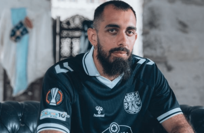 Borja Iglesias con la camiseta de Oliveira dos Cen Anos (Foto: Celta).