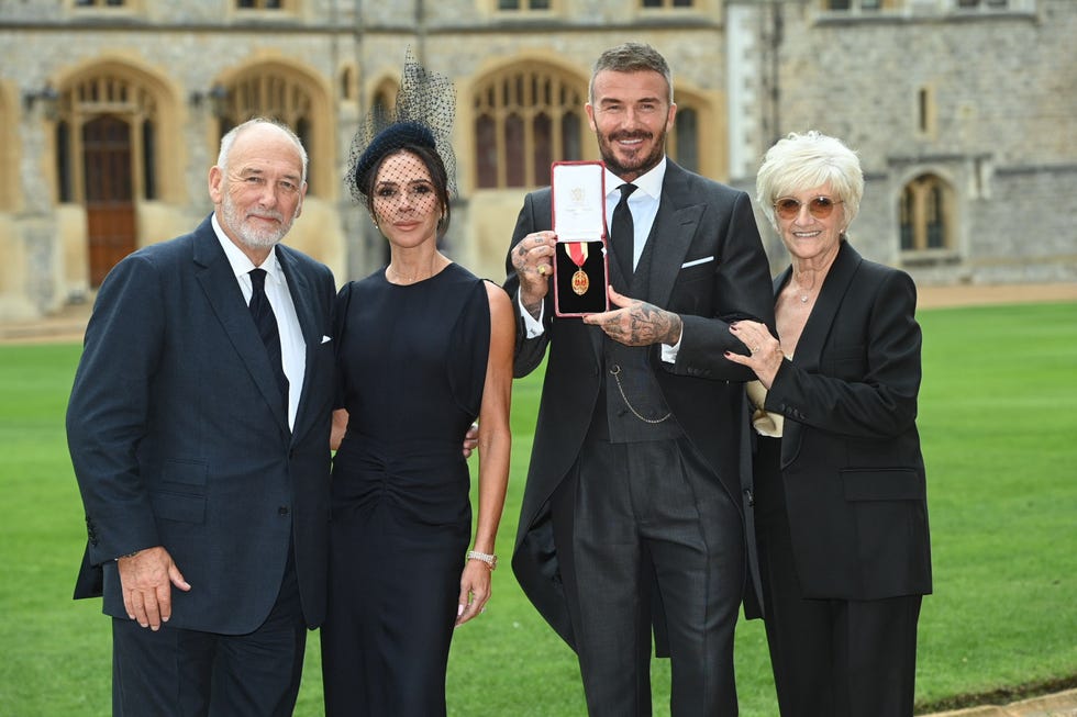 victoria beckham viste a david con su primer diseño masculino durante su visita al castillo de windsor